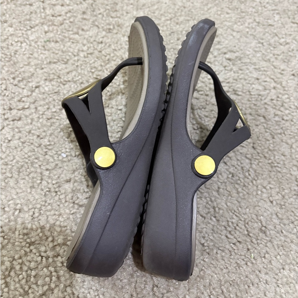 Crocs Brown Sanrah Circle Flip Wedge Sandals With Gold Embellishment Size 6 - Picture 3 of 6